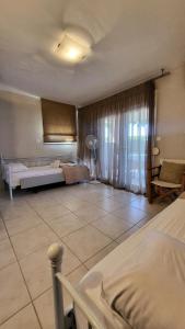 Posteľ alebo postele v izbe v ubytovaní Evita Maisonette, Elegant Beachfront apt, Polychrono
