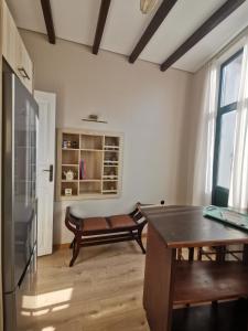 LaZaRTe في ميتيليني: غرفة معيشة مع طاولة ومقعد