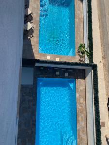 an overhead view of two swimming pools with blue water at Villa Luxury - Private Pool - Wifi - Solarium in Alicante