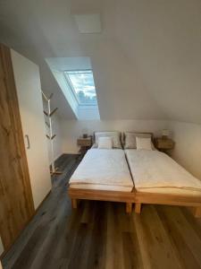 a bedroom with a bed with a skylight at Sorinas Home - Comfortable Apartment near Graz - Free Parking in Wagersbach