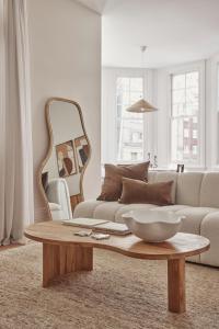 un soggiorno con divano e tavolino da caffè con ciotola di Three Rooms Sydney a Sydney