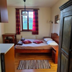 Un dormitorio con una cama con almohadas. en Rezidence Kurzeme, en Kāķīši