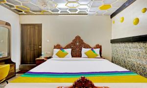 1 dormitorio con 1 cama grande y cabecero de madera en Itsy By Treebo - Friends, en Haldwāni