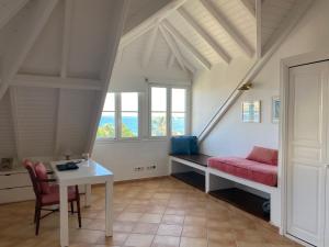 Orient Bay的住宿－Lovely one bedroom holiday home by the beach，客厅配有红色的沙发和桌子