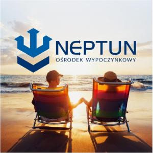 2 personnes assises sur des chaises de plage sur la plage dans l'établissement Ośrodek Wypoczynkowy NEPTUN, à Darłówko