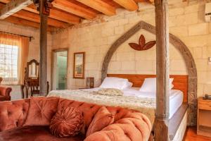 Postel nebo postele na pokoji v ubytování Ottoman Cave Suites + 37 fotografií