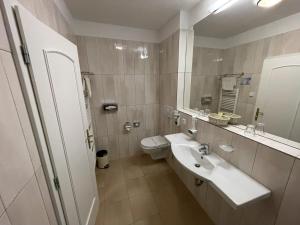 Koupelna v ubytování Hotel Reza