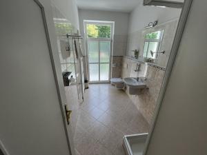 Koupelna v ubytování Hotel Reza