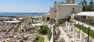 - une vue aérienne sur un complexe avec des tables et des chaises dans l'établissement Private Apartment in Saint Elena, à Saints Constantine et Helena