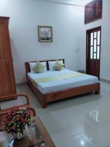 a bedroom with a bed and a table in it at Rose in Hue