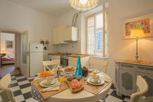 A kitchen or kitchenette at La Casa dell'Artista