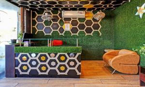 un salón con una pared verde y una silla en Itsy By Treebo - Friends, en Haldwāni