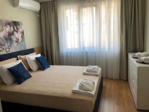 um quarto com uma cama com toalhas em RELAX Apartments in HASKOVO, Apt2 em Haskovo