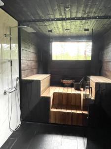 Villa JoenPolku Ruka في روكا: حمام صغير مع دش وحوض استحمام