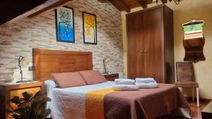 ein Schlafzimmer mit einem Bett mit Handtüchern darauf in der Unterkunft Casa Cuevas in Cuevas