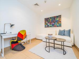 Posezení v ubytování Colorful Apartment near Dubai Mall with Balcony