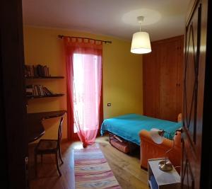 Postel nebo postele na pokoji v ubytování Gingerbread Home