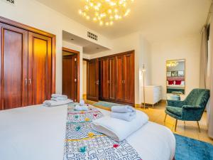 Postel nebo postele na pokoji v ubytování Colorful Apartment near Dubai Mall with Balcony + 36 fotografií