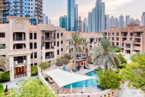 Bazén v ubytování Colorful Apartment near Dubai Mall with Balcony nebo v jeho okolí