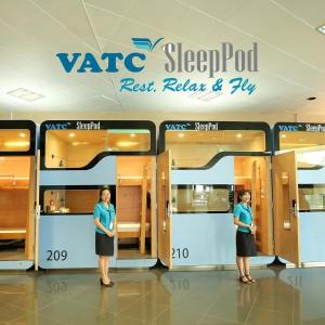 VATC Sleep Pod Terminal 1 في Noi Bai: سيدتان واقفتان أمام باب في متجر