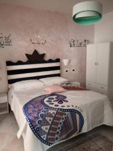 um quarto com uma cama com um cobertor em la vecchia locanda em Vietri