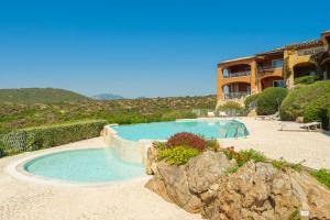 una piscina di fronte a una casa di Appartamento Smeralda - SHERDENIA Luxury Apartments a Marinella