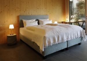 מיטה או מיטות בחדר ב-Barrierefreie Ferienwohnungen am Wasserturm Landau - Südpfalz
