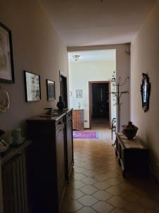 uma sala de estar com uma cozinha e um corredor em Casa Perugina em Montagnana