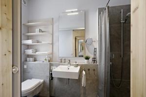 a bathroom with a sink and a shower at Barrierefreie Ferienwohnungen am Wasserturm Landau - Südpfalz in Landau in der Pfalz +52 photos
