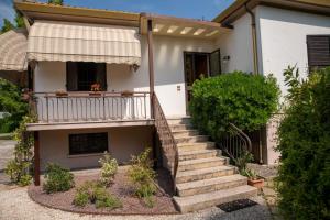 uma casa com escadas que levam a uma varanda em Casa Perugina em Montagnana