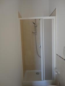y baño con ducha y puerta de cristal. en Acirealevacanze - Romantica Camera sul Mare, en Acireale