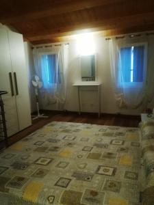 ein Wohnzimmer mit einem Bett und einem TV in der Unterkunft La casa di Alice in Venedig