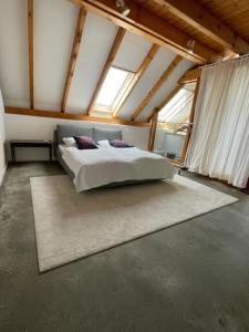 1 dormitorio con 1 cama blanca en una habitación con ventanas en Secret Hideaway with picturesque Sundown Views, en Traben-Trarbach