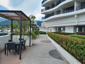 un patio con tavolo e sedie su un edificio di The Landmark Comfort Relax Spacious Sea View By IZ a Tanjong Tokong
