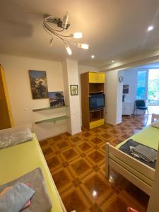 Zimmer mit 2 Betten und einem Wohnzimmer in der Unterkunft Apartman Moreno, Gajac-Zrće beach-Novalja in Novalja
