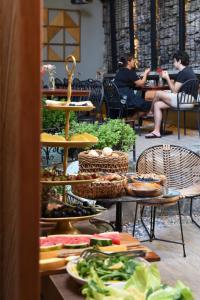 イスタンブールにあるThe Marions Suite istanbul Special Category Taksimの食卓