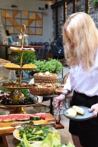 イスタンブールにあるThe Marions Suite istanbul Special Category Taksimの女が一皿の食べ物を持っている