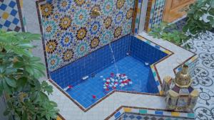 马拉喀什Riad Dar Yassine的游泳池的顶部景色,里面装有红色的球