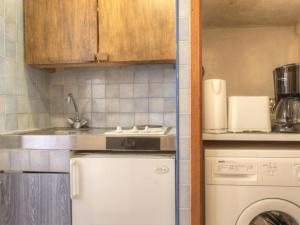 Ett kök eller pentry på Appartement Saint-Chaffrey , 1 pièce, 2 personnes - FR-1-330E-62