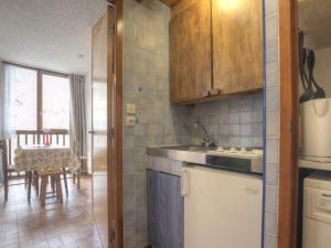 Appartement Saint-Chaffrey , 1 pièce, 2 personnes - FR-1-330E-62にあるキッチンまたは簡易キッチン