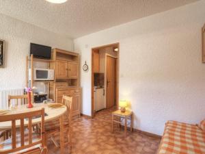 a living room with a kitchen and a dining room table at Appartement Saint-Chaffrey , 1 pièce, 2 personnes - FR-1-330E-66 in Saint-Chaffrey