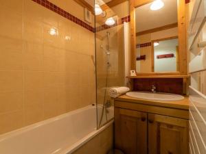 a bathroom with a tub and a sink and a shower at Grand appartement 5 chambres Valmorel, animaux acceptés, parking - FR-1-291-730 in Valmorel