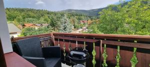 een balkon met 2 stoelen en uitzicht op een berg bij Apartament ELBRUS CZYRNA Szczyrk in Szczyrk