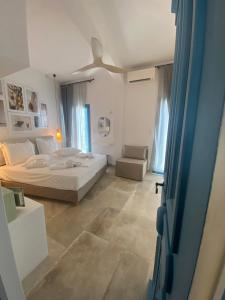 1 Schlafzimmer mit 2 Betten und einem Sofa in der Unterkunft Kores of Poros in Poros