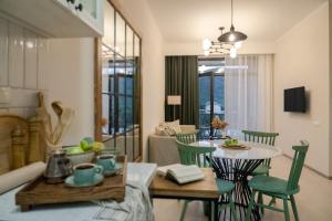 特薩卡德蘇爾的住宿－RIS Holiday Apartments Tsaghkadzor，客厅配有桌子和绿色椅子