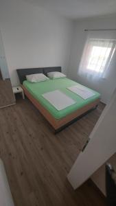 Un pat sau paturi într-o cameră la Apartmani Mlinar - Two bedroom apartment with seaview