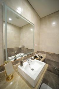 baño con lavabo y espejo grande en Silotel - Boutique Hotel , Sadat City, en Madīnat as Sādāt