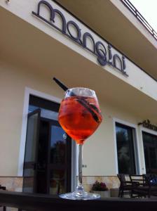 una bebida en un vaso sentado en una mesa en Mangini, en Buccino