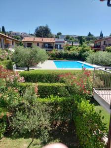 uma vista para um jardim com uma piscina em Casa RoGi Bardolino Lake em Bardolino