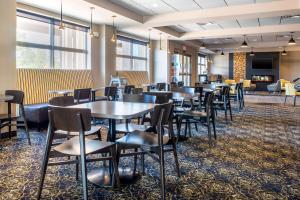 Quality Inn & Suites في Petawawa: غرفة طعام مع طاولات وكراسي